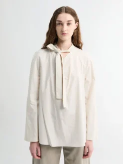 Ascot Bluse i Lys Creme