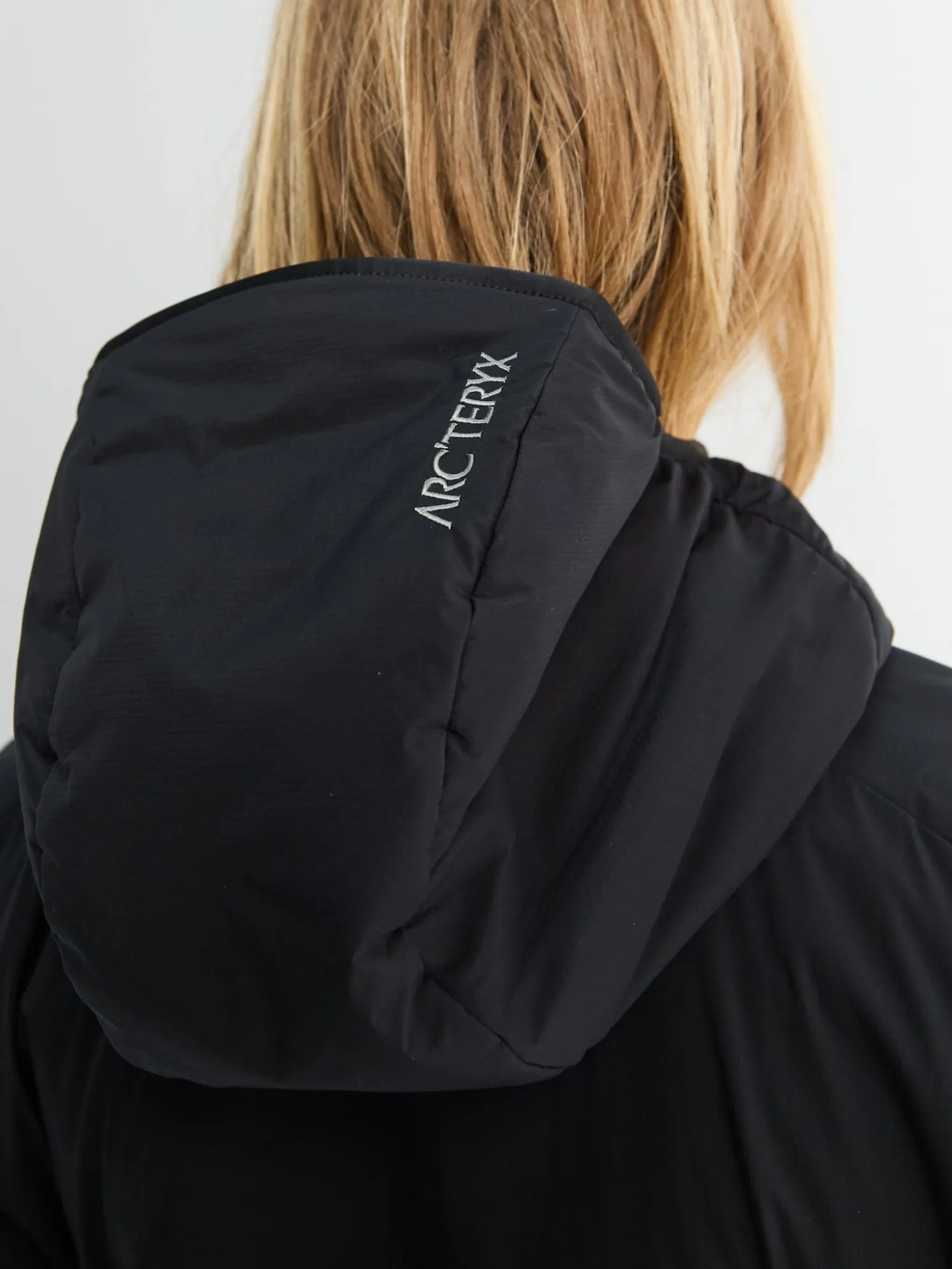 Atom Hoody i Sort