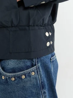 Bastian B Jakke i Navy