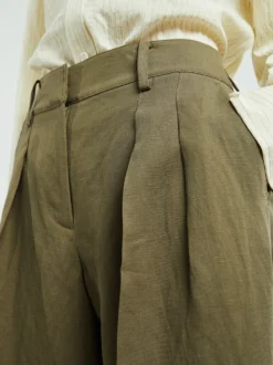 Bilbao Linen Pleated Bermuda Shorts i Khaki