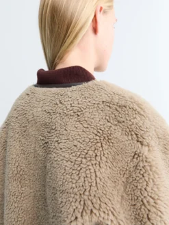 Collarless Buckled Shearling Jakke i Khaki Beige