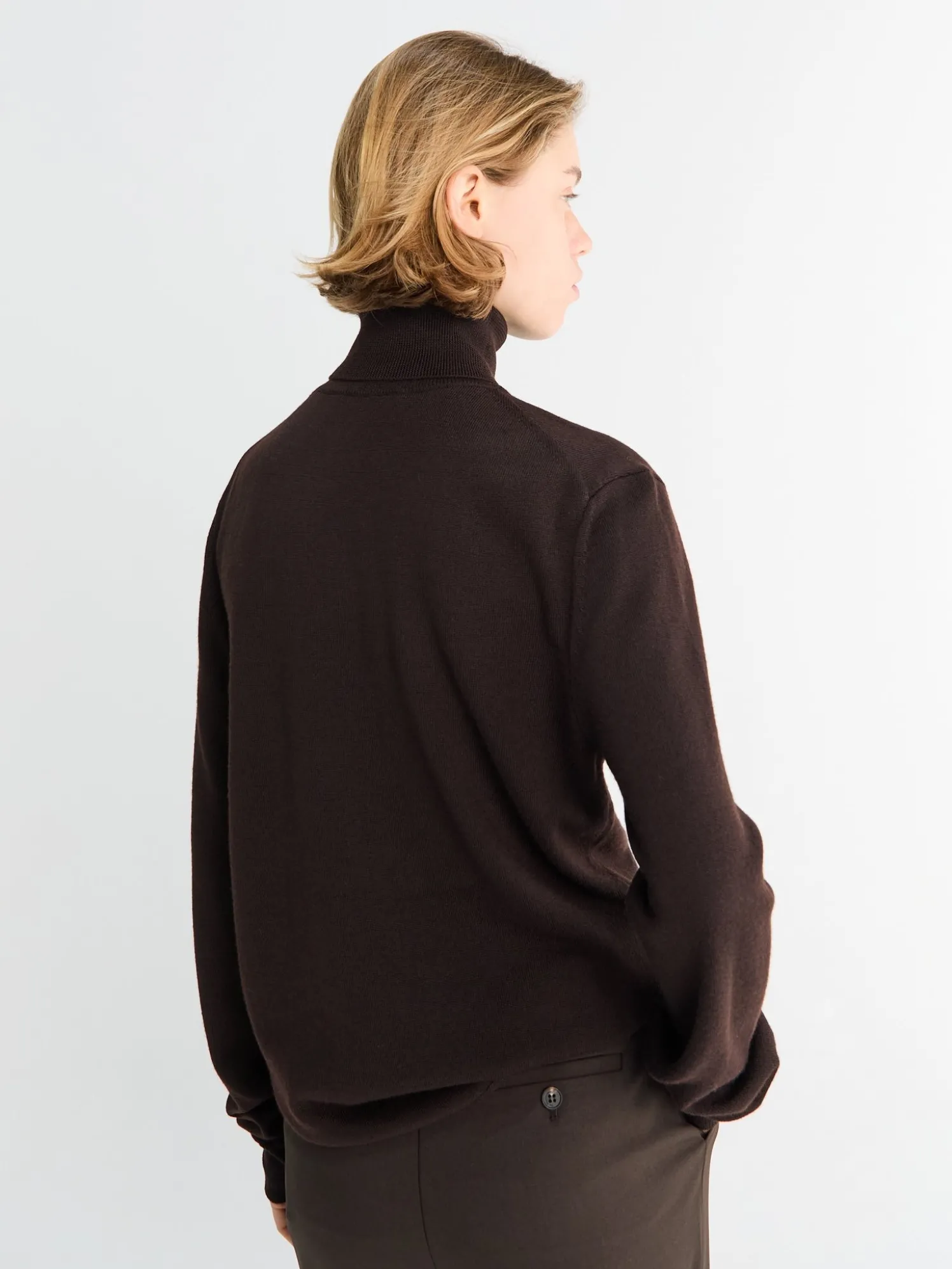 Eve Thin Turtleneck Sweater i Mørkebrun