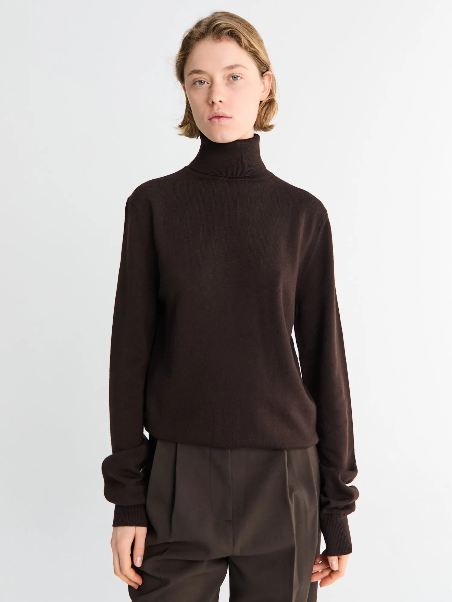 Eve Thin Turtleneck Sweater i Mørkebrun