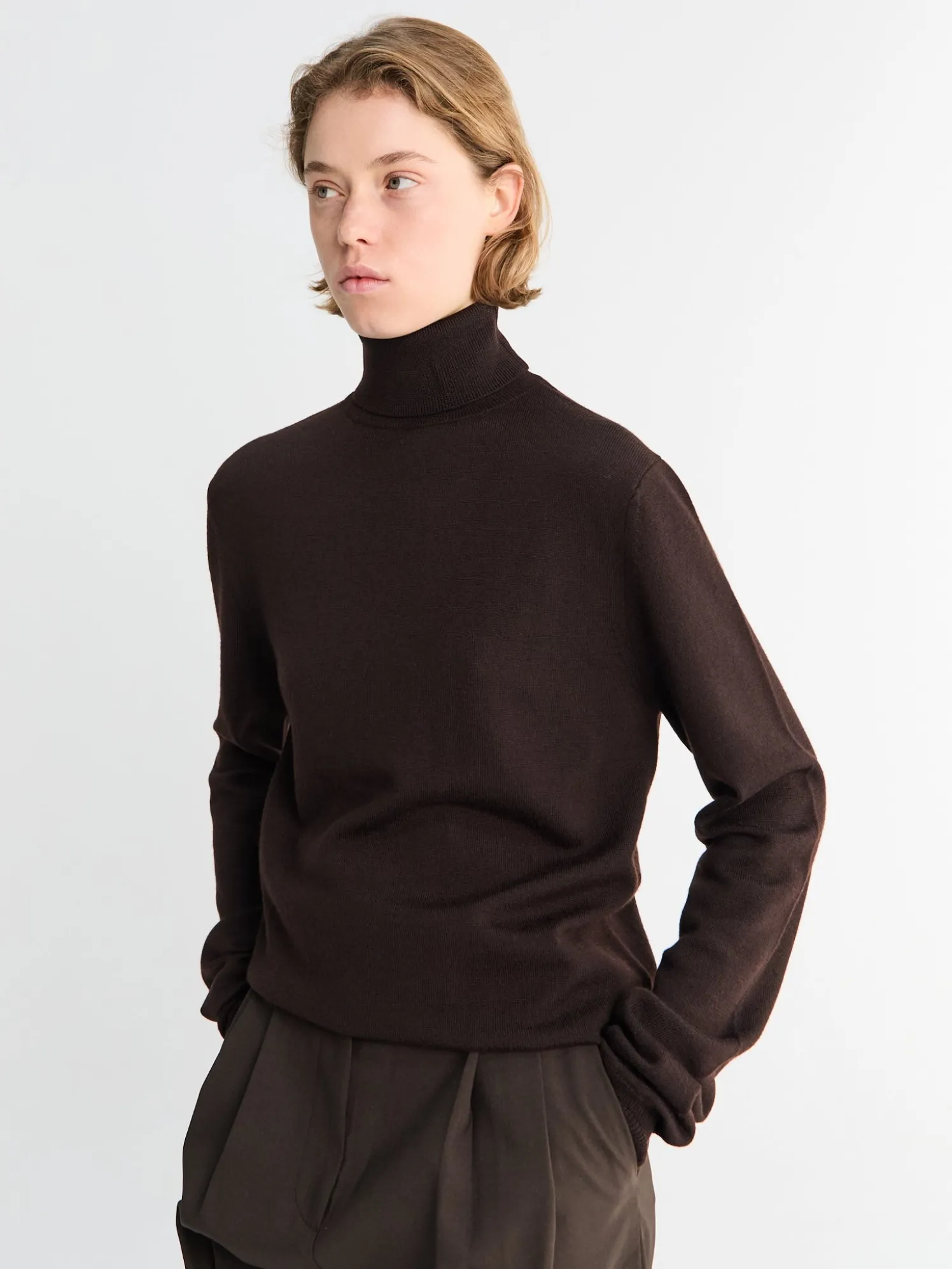 Eve Thin Turtleneck Sweater i Mørkebrun