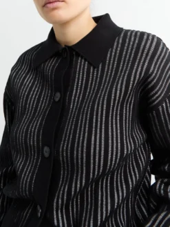 Form Cardigan i Sort Strib