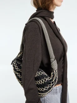 Fortune Croissant Filt Bag in Chevron Light Beige og Black