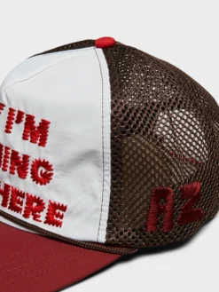Hey, I'm Running Over Here Trucker Cap i Brun