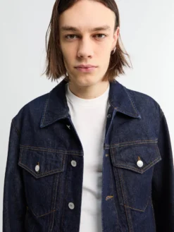 Kort Denimjakke i Indigo