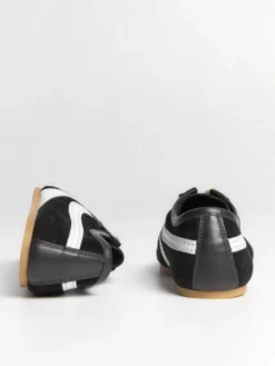 Læderbeklædte ruskindssneakers i sort og hvid