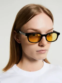 Le Bucheron Solbriller i Dark Tortoise og Solid Yellow Lens