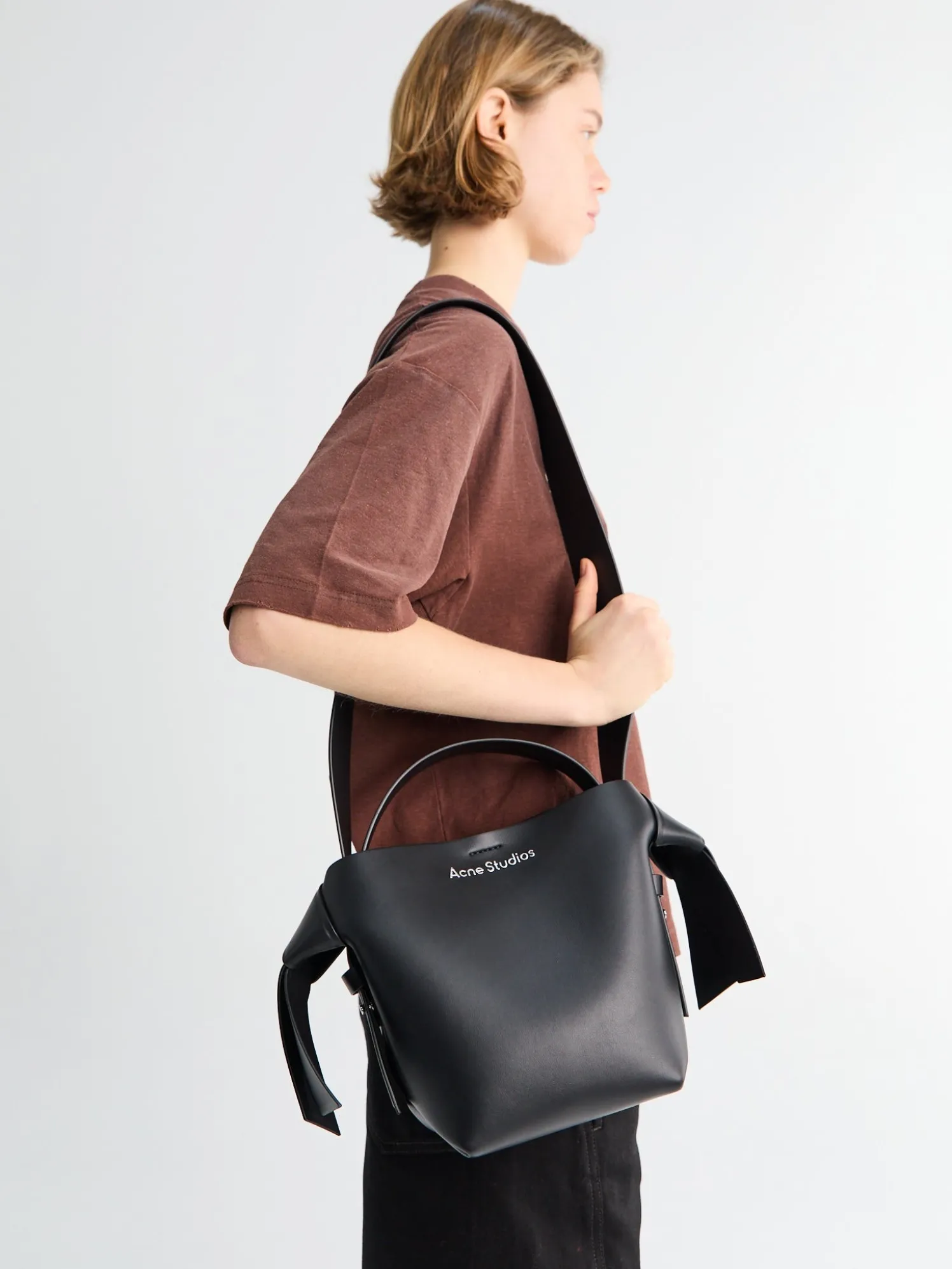 Musubi Mini Skuldertaske i Sort