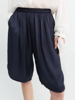 Nelis Satin Bermuda Shorts i Navy