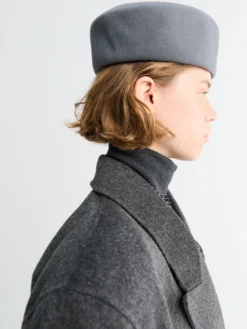 Noxley Pillbox Hat i Grå