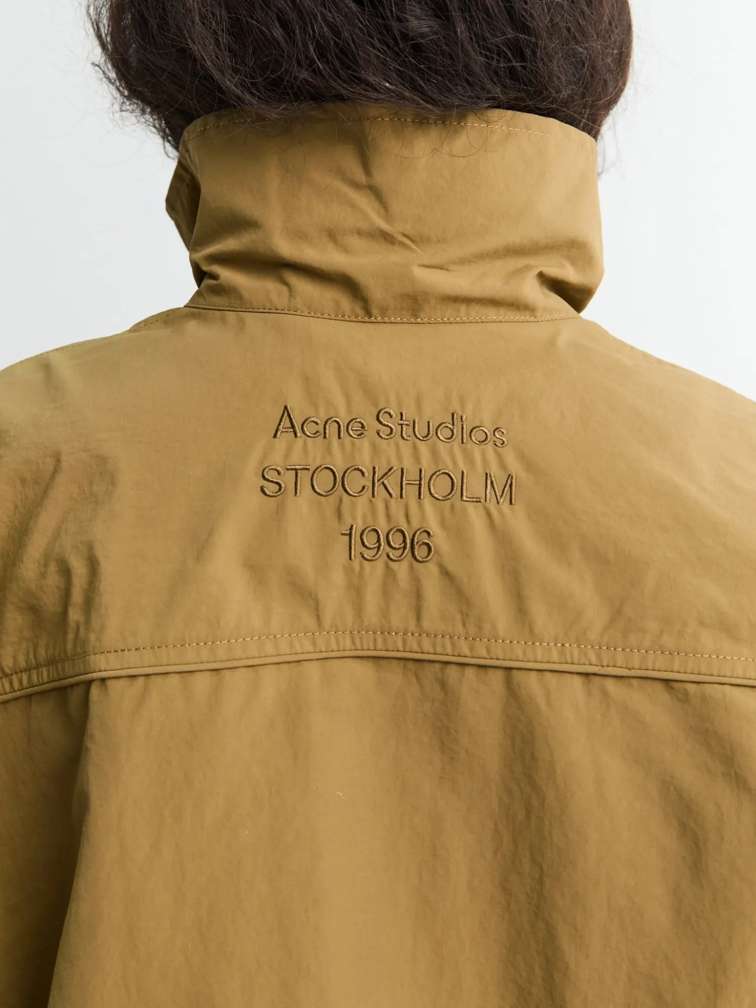 Nylon Logo Jacket i Mørk Khaki