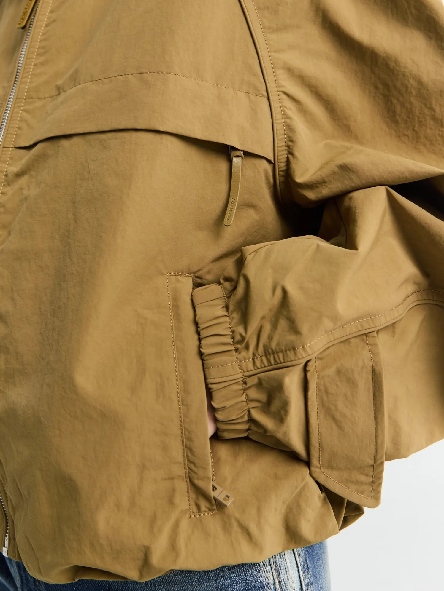 Nylon Logo Jacket i Mørk Khaki
