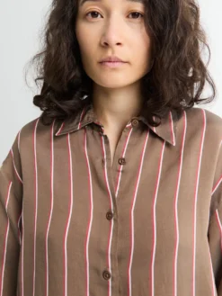 Peri Fluid Shirt i Brun Multi Stribe