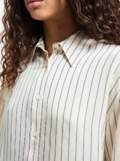 Peri Striped Silk Shirt in Cream og Navy Stripe