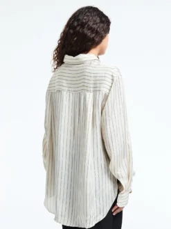 Peri Striped Silk Shirt in Cream og Navy Stripe