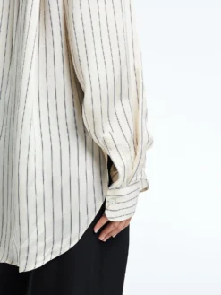 Peri Striped Silk Shirt in Cream og Navy Stripe