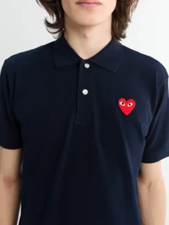 Polo med rødt emblem i navy