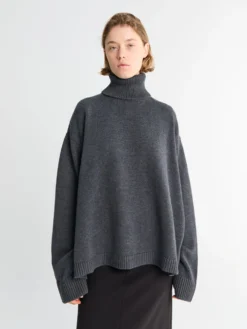 Rhea Trapeze Turtleneck i Charcoal