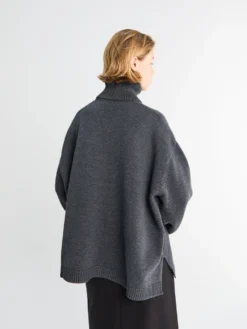 Rhea Trapeze Turtleneck i Charcoal