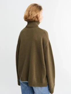 Rhea Trapeze Turtleneck i Olive