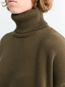 Rhea Trapeze Turtleneck i Olive