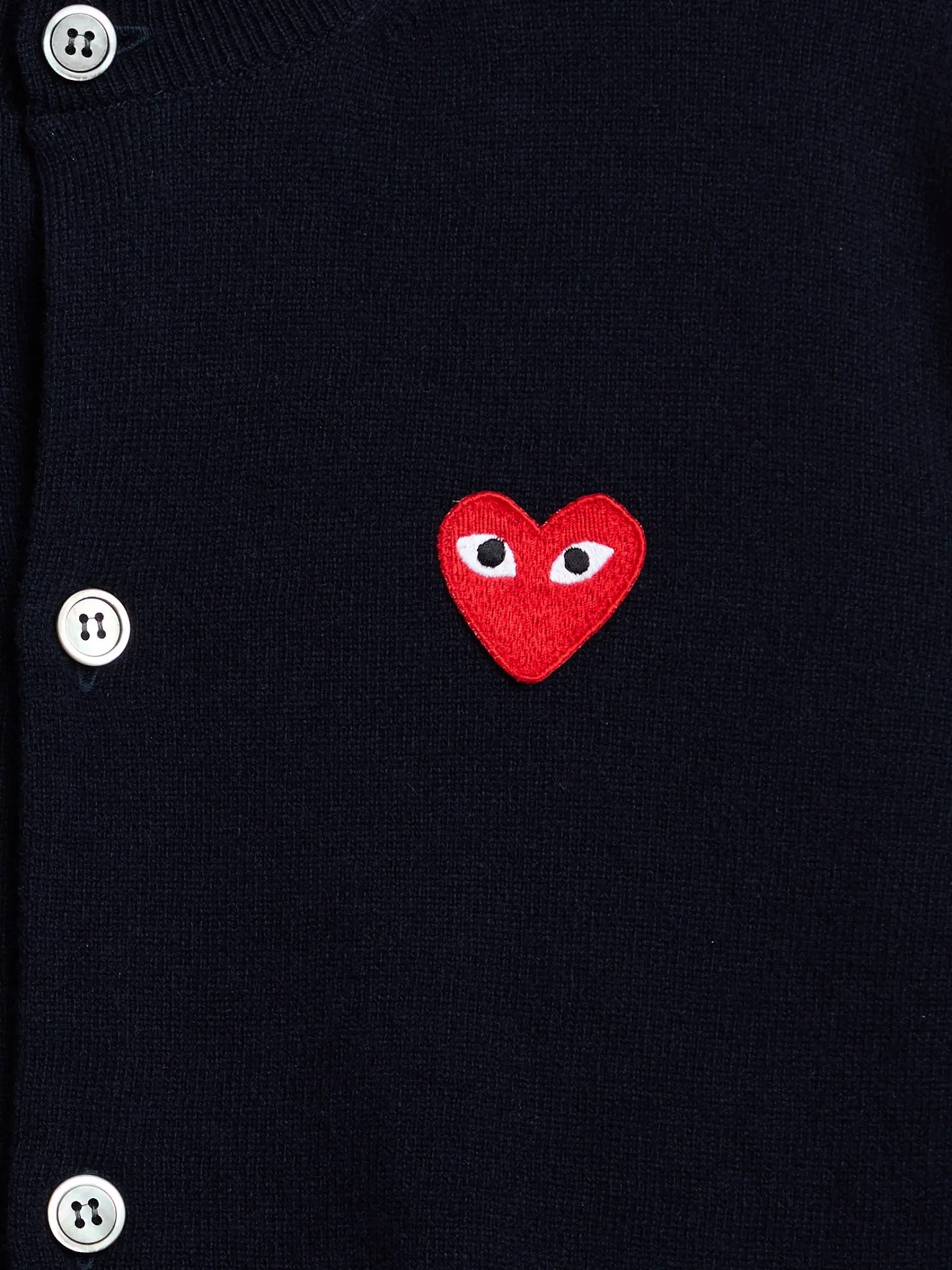 Rundhalset Cardigan med Rødt Emblem i Navy