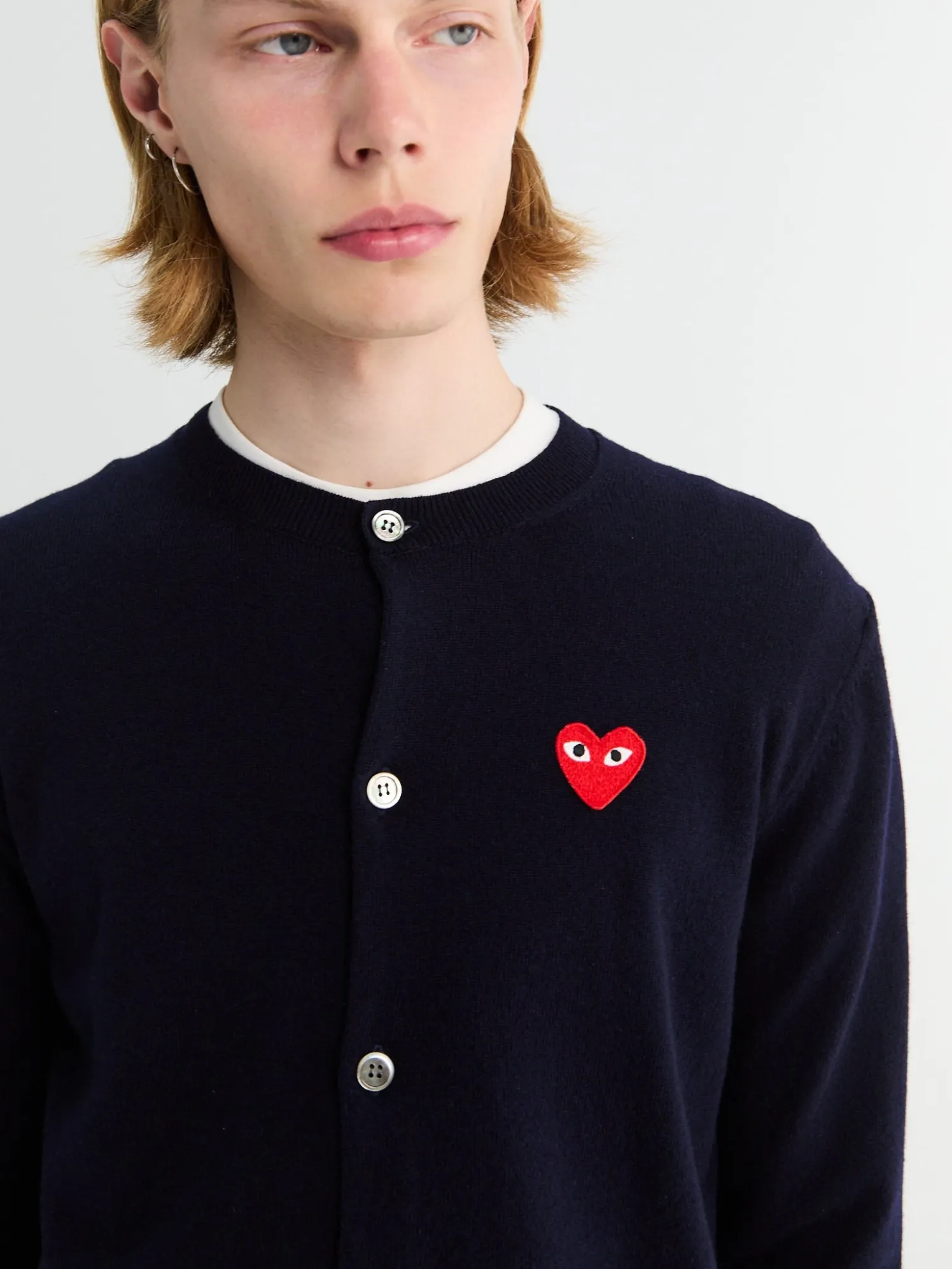 Rundhalset Cardigan med Rødt Emblem i Navy