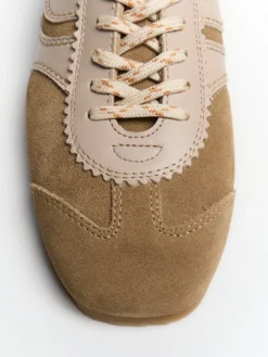 Ruskindssneakers med læderdetaljer i Beige