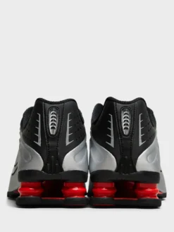 Shox R4 Sneakers i Black, Light Crimson og Metallic Silver