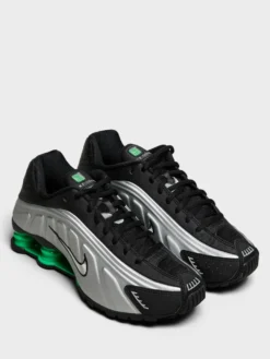 Shox R4 Sneakers in Metallic Silver, Metallic Silver og Black