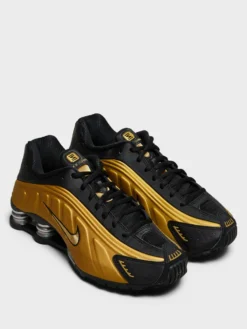 Shox R4 Sneakers i Sort og Metallic Gold