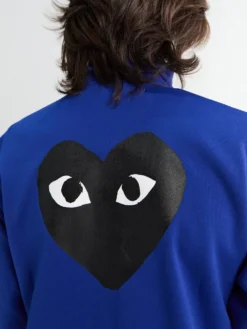 Sweatshirt med sort emblem i navy