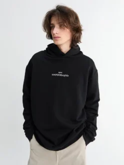 Sweatshirt med sort og hvid broderi