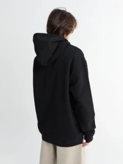 Sweatshirt med sort og hvid broderi