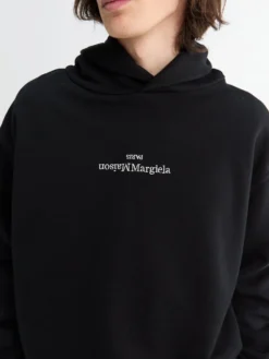 Sweatshirt med sort og hvid broderi