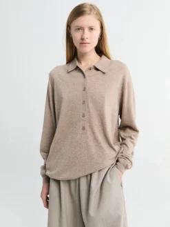 Tala Knit V-Neck Polo i Taupe Melange
