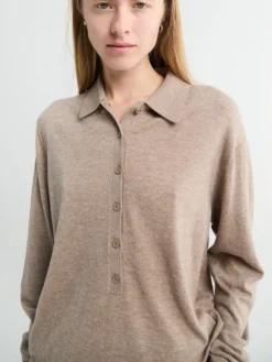 Tala Knit V-Neck Polo i Taupe Melange