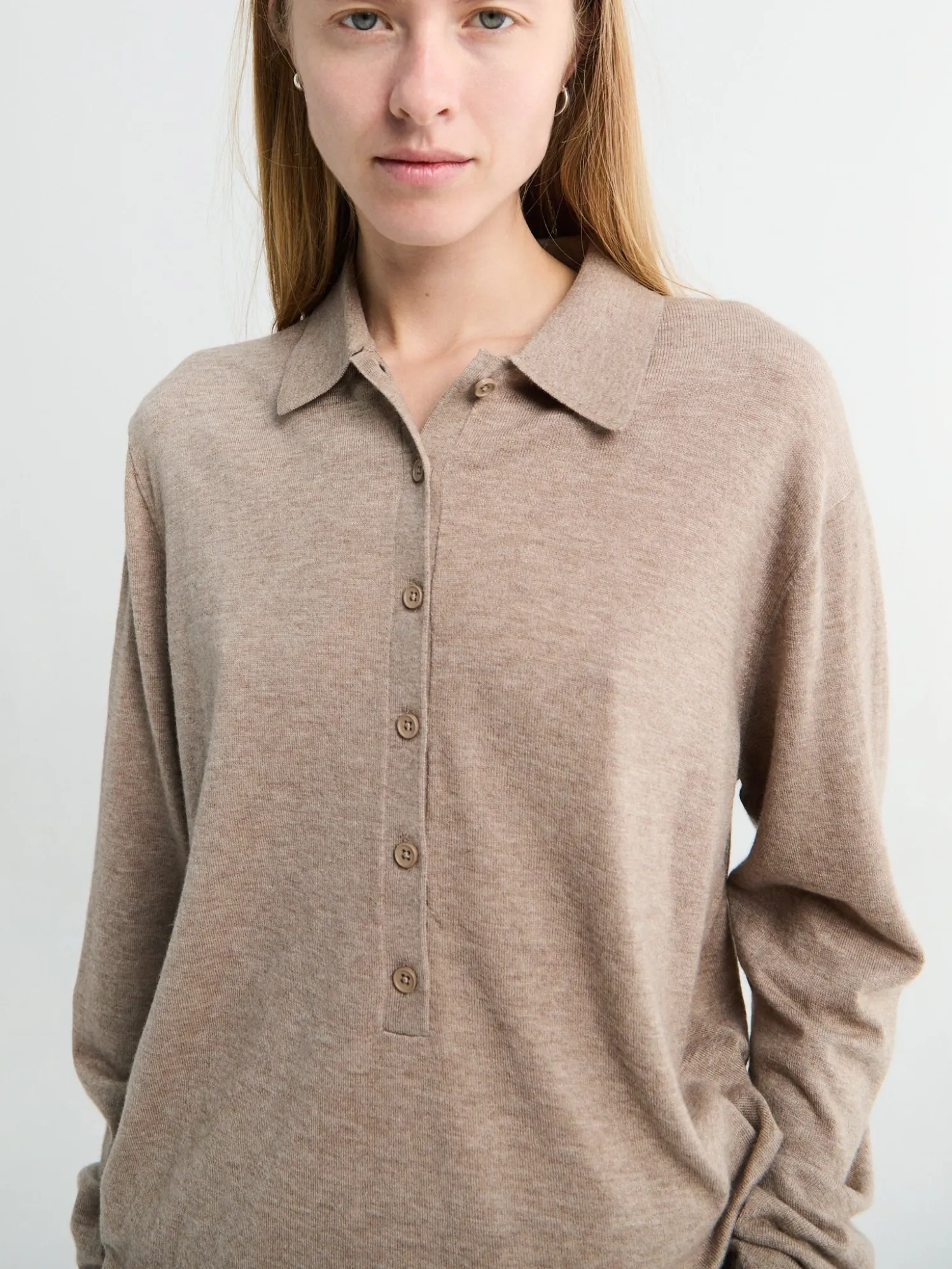 Tala Knit V-Neck Polo i Taupe Melange