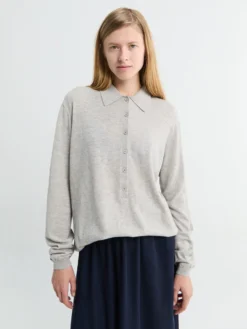Tala Strikket V-hals Polo i Lysegrå
