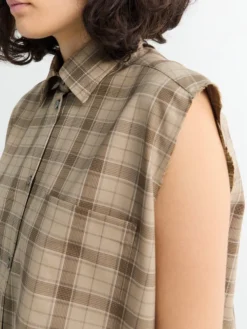 Ternede Knaplukket Vest i Beige