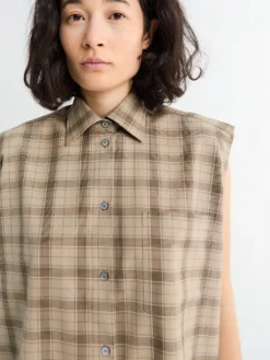 Ternede Knaplukket Vest i Beige