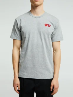 T-Shirt With Double Burgundy Emblem i Grå