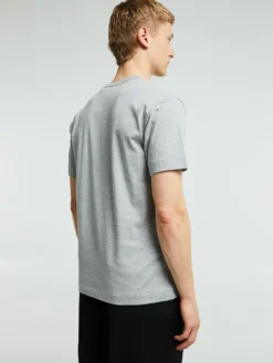 T-Shirt With Double Burgundy Emblem i Grå