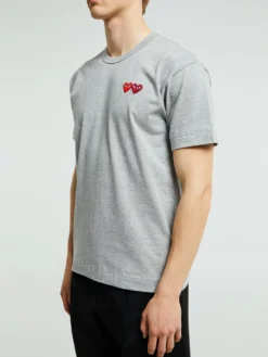 T-Shirt With Double Burgundy Emblem i Grå