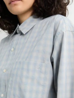 Unisex Cropped Ternede Skjorte i Soft Blue Check