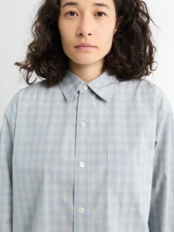 Unisex Cropped Ternede Skjorte i Soft Blue Check