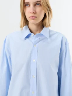 Unisex Soft Poplin BD Shirt i Soft Blue